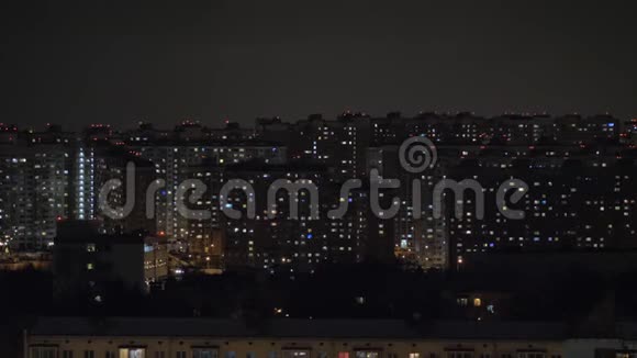 夜晚的城市在公寓楼里灯火通明莫斯科俄罗斯视频的预览图