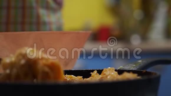 厨师把炒好的卷心菜从煎锅变成馅饼视频的预览图