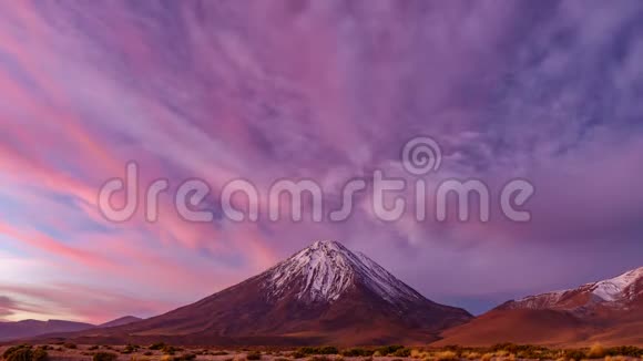 太阳落山与粉红的天空中的利坎卡布尔火山时间消失视频的预览图