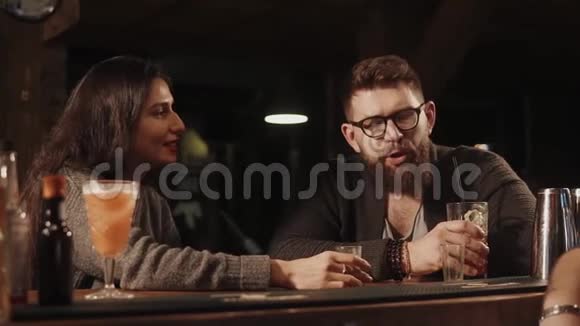 男人和女人在酒吧里互相交流他们喝鸡尾酒视频的预览图