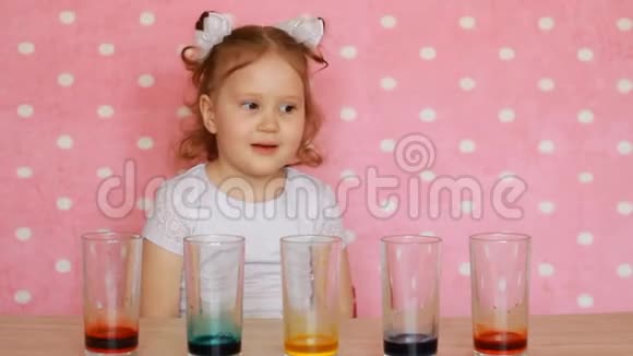 童女和科学实验孩子们生日诡计注意力集中儿童娱乐学前教育视频的预览图
