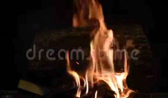 壁炉里的火会燃烧冲动的情绪视频的预览图