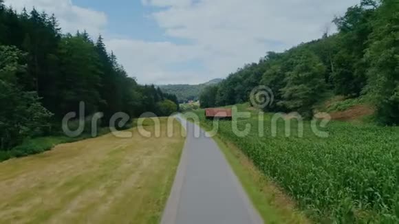农田里空旷的乡村道路视频的预览图