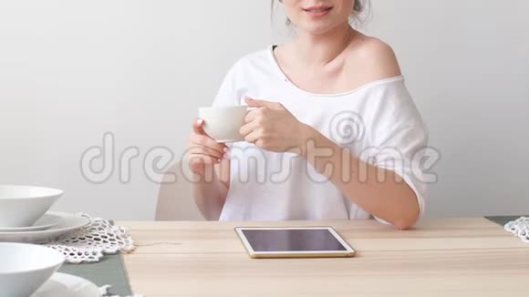做梦的女孩在厨房里喝一杯美味的茶视频的预览图