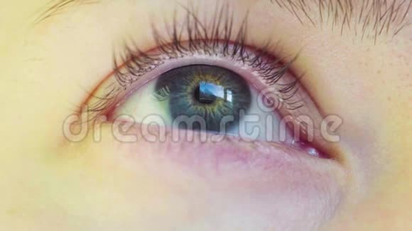 一个美丽的年轻女子的蓝眼睛打开窗户视频的预览图