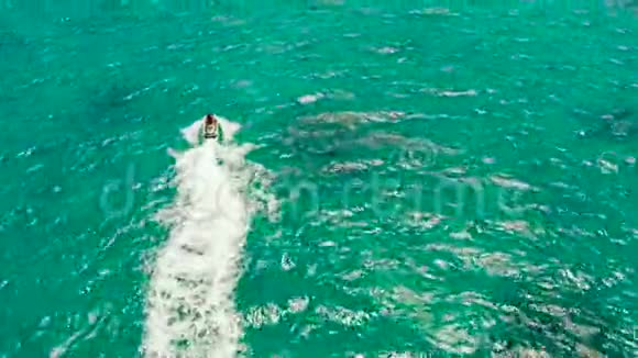 在热带度假胜地乘坐喷气式滑雪板的游客菲律宾长滩岛视频的预览图