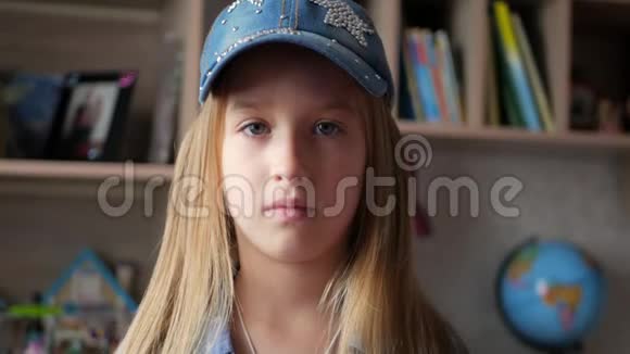 快乐的年轻白种人美国少女站在家里看着镜头的肖像视频的预览图