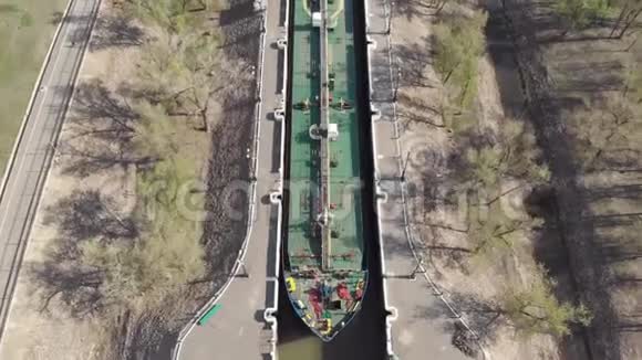 一艘满载石油的货船驶离伏尔加顿航运运河的第一个船闸伏尔加格勒俄罗斯视频的预览图