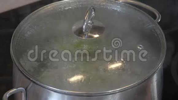 家庭厨房陶瓷炉上的封闭锅内开水视频的预览图
