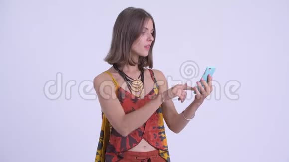 快乐的年轻时髦女人用电话得到好消息视频的预览图