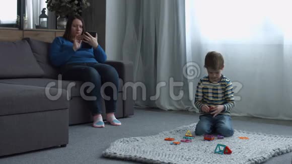 单身妈妈和可爱的儿子在家享受休闲视频的预览图