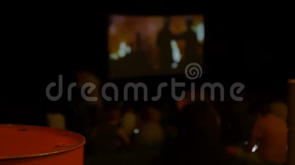 电影院之夜露天活动视频的预览图
