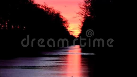 河上的日落视频的预览图