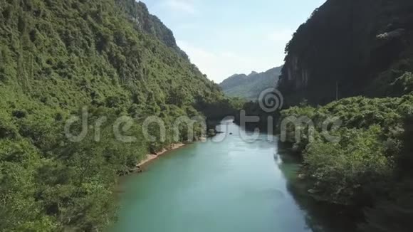 鸟瞰峡谷中丛林两岸的蓝色河流视频的预览图