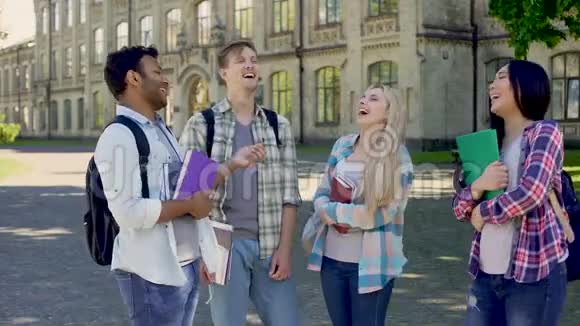 年轻人在大学校园里真诚地欢笑多民族的友谊视频的预览图