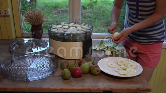 女农民手剥皮刀切熟梨水果烘干4K视频的预览图