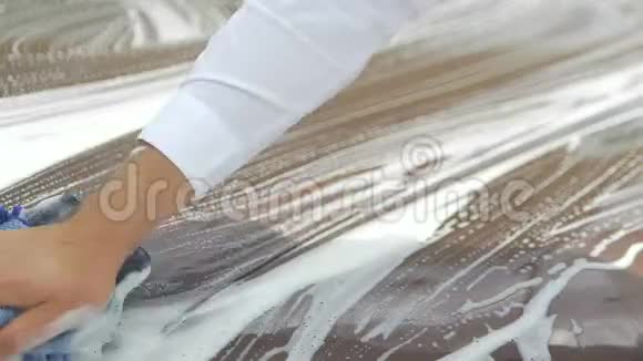 男士用海绵洗手昂贵的汽车表面商务司机工作视频的预览图
