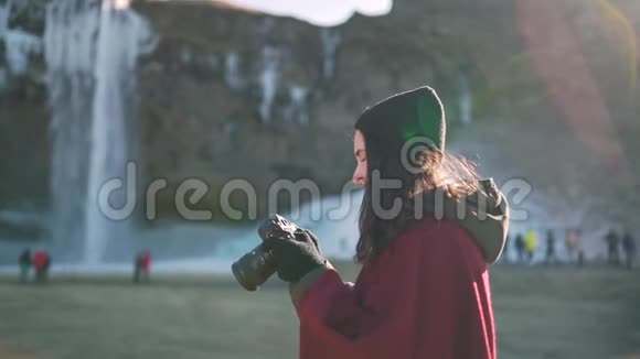 旅行女孩看相机上的照片视频的预览图