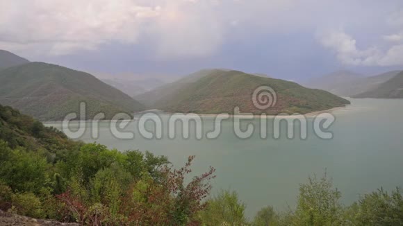 山的湖景视频的预览图