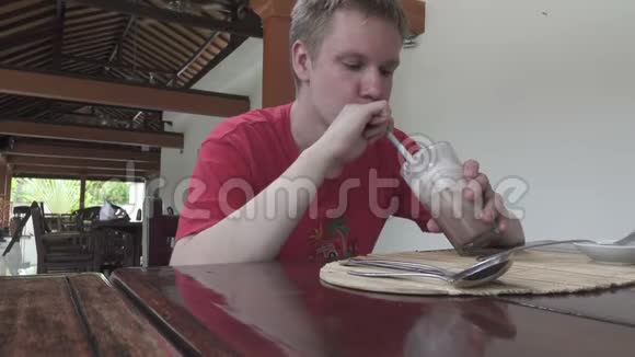 年轻人在咖啡馆喝鸡尾酒视频的预览图