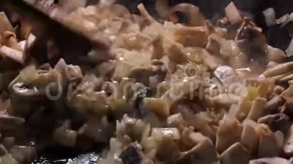 用洋葱烹调切碎的蘑菇激动人心闭合视频的预览图