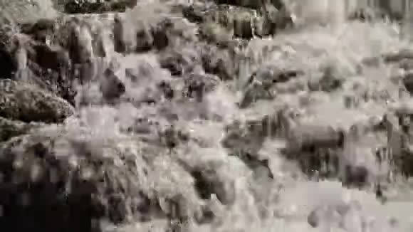 白水冲过石灰华岩石视频的预览图