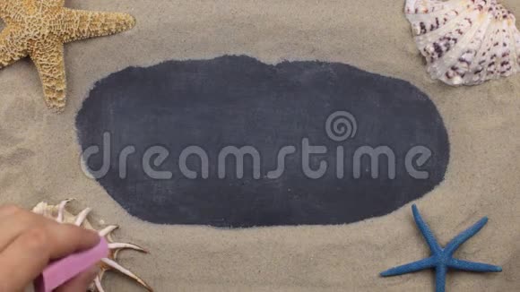 用粉笔在贝壳和星星中书写的西班牙文字上景视频的预览图