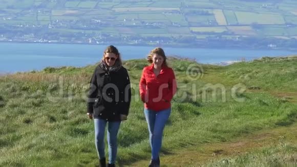 漫步在北爱尔兰无边无际的比涅韦纳赫草原上视频的预览图