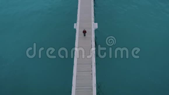 人走在无限的无限的木桥上视频的预览图