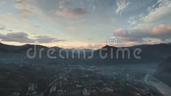 在群山和橘色的天空中有着透明的薄雾视频的预览图