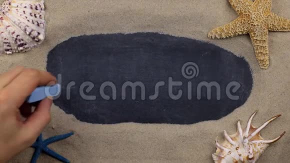 用粉笔在贝壳和星星中书写的手写单词PATTAY上景视频的预览图