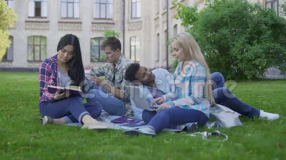 最好的朋友一起坐在大学花园的草地上视频的预览图