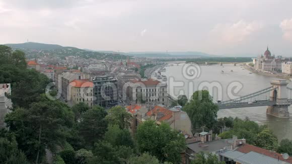游船漂浮在布达佩斯的多瑙河上从山顶俯瞰视频的预览图