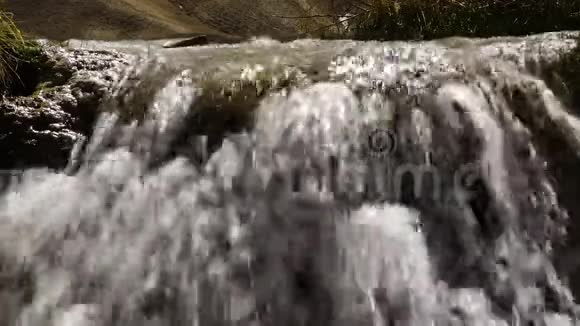 白水冲过石灰华岩石视频的预览图