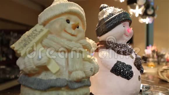 新年餐厅内部新年装饰餐厅桌上装饰雪人两个视频的预览图