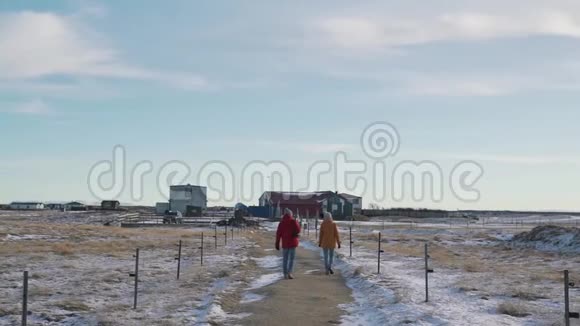 旅行夫妇走在空旷的地面上视频的预览图