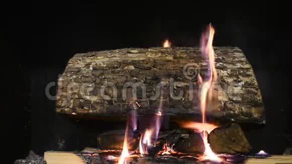 壁炉里的火会燃烧冲动的情绪视频的预览图