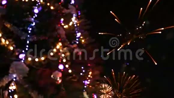 灯火通明的圣诞树视频的预览图