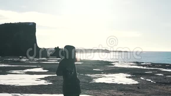 冰岛海岸的女摄影师视频的预览图