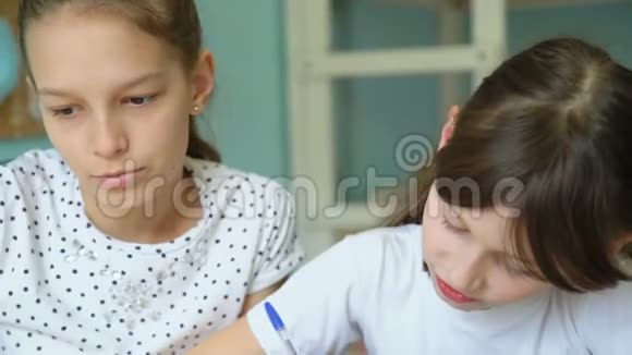 女孩教她妹妹家庭作业视频的预览图