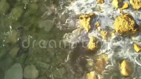 海面鸟瞰图透明绿松石海水俯视图纹理背景图案视频的预览图
