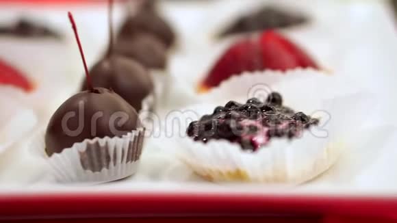 概念餐饮盘子上的甜小吃站在桌子上视频的预览图