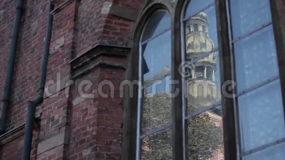 教堂塔中玻璃的倒影视频的预览图