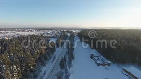 森林中冬季小屋的空中照片视频的预览图