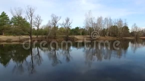 河畔春天的黎明视频的预览图
