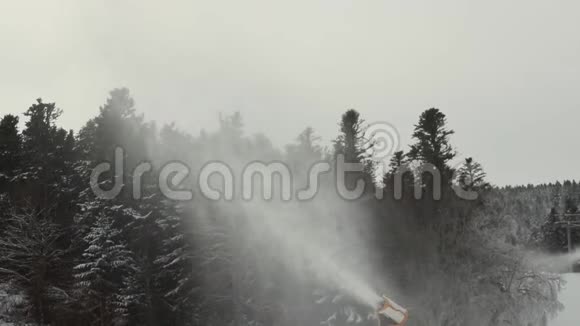 暴风雪期间雪山的景观视频的预览图