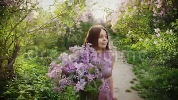 女孩带着一束紫丁香跑着视频的预览图