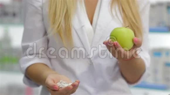 药剂师拿着苹果和药丸视频的预览图