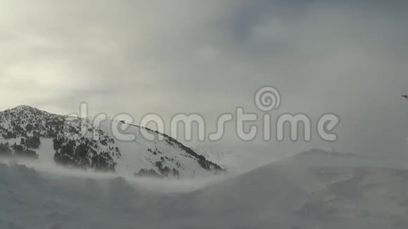 暴风雪期间雪山的景观视频的预览图