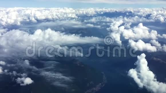 在飞行中从飞机窗口看到的云视频的预览图